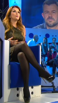 Helene_Segara_robe-jambes-talons-hauts-escarpins-collants_15600779.jpg