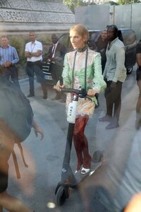 Celine-Dion---Attending-a-photo-shooting-in-the-streets-of-Paris-05.jpg