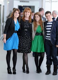 611197-sarah-ferguson-les-princesses-eugenie-950x0-3.jpg