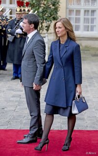1132090-manuel-valls-et-anne-gravoin-main-dans-580x0-1.jpg