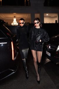 Hailey Bieber-the Saint Laurent FW25 show-Paris Fashion Week-11-03-2025_1.jpg Hailey Bieber-the Saint Laurent FW25 show-Paris Fashion Week-11-03-2025_1.jpg